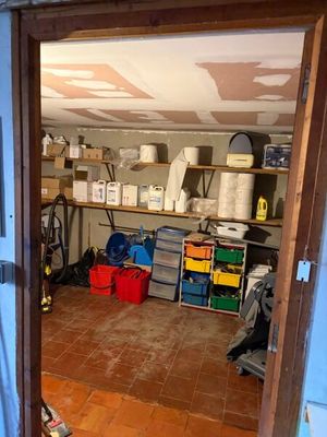 une porte donnant sur une pièce équipée d'étagères et de bacs