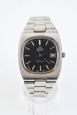 gros plan d'une montre sur une surface blanche