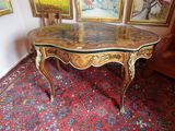 une table avec un plateau en marbre dans une pièce
