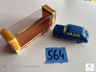 une petite voiture miniature et une boîte posées sur une table