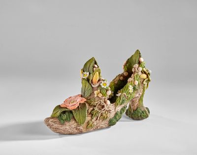 deux figurines représentant une paire de chaussures ornées de fleurs