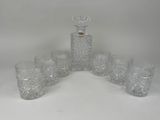 six verres et une carafe sur la table