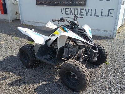 un quad blanc garé devant un immeuble