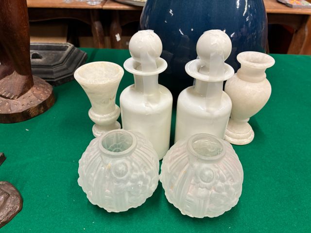 Deux flacons en verre opaline, deux vases marbre ou albatre et de