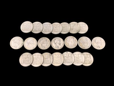un lot de cinq pièces d'argent sur lesquelles figurent l'effigie d'un homme et d'une femme