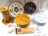 de nombreuses assiettes et bols posés sur une table où se trouve une plaque
