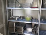 un garde-manger avec beaucoup de provisions et de vaisselle sur les étagères
