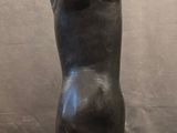 sculpture représentant un torse féminin sur un socle en bois