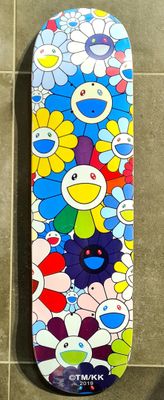 un skateboard sur lequel est représenté un bouquet de fleurs