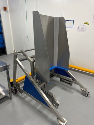 une image représentant une pièce avec une chaise et une table