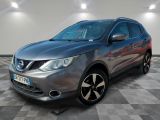 une Nissan QXV argentée garée sur un sol à damier