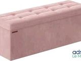 un banc rose sur lequel est posé un coussin