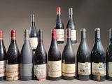 les nombreuses bouteilles de vin alignées sur la table
