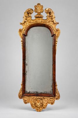un miroir sculpté avec un cadre doré sur fond blanc