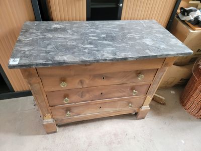 une commode en bois avec un plateau en marbre dans une chambre