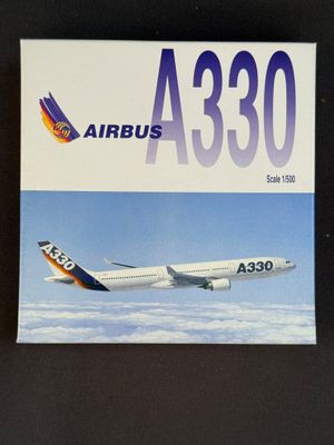 Un avion vole dans le ciel, avec l'inscription « Airbus » dessus.