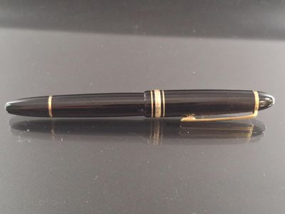 a pen sitting on a table with a reflection on it