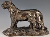 statue d'un chien debout sur un rocher, posée sur un fond blanc