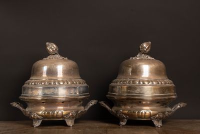 paire de plats à turini anciens en métal argenté, sur socles