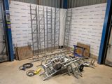 beaucoup d'échafaudages sur un bâtiment en cours de construction