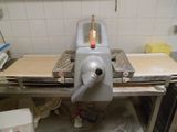 une machine posée sur une table dans une cuisine