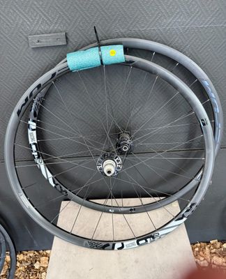 une roue de vélo à laquelle est fixée une chambre à air bleue