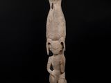 l'image d'une statue représentant une femme tenant un enfant dans ses bras