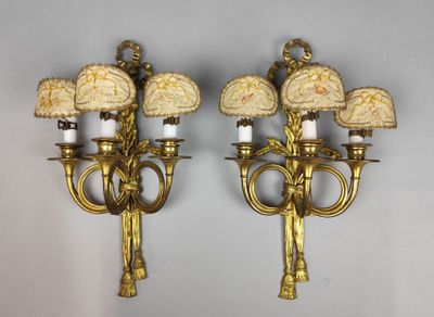 une paire d'appliques murales anciennes en laiton, chacune munie d'une lampe