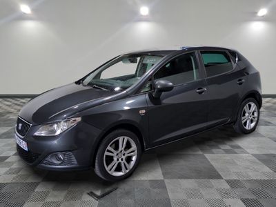 la photo d'une voiture grise garée dans un garage