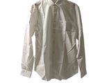 une chemise sur un cintre, sur fond blanc, avec un fond blanc