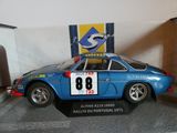 une maquette de voiture bleue munie d'une plaque d'immatriculation