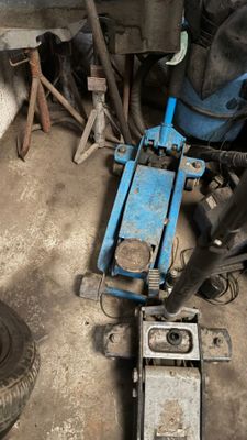 une machine bleue posée sur le sol