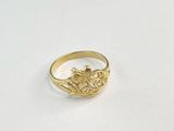 gros plan d'une bague en or sur une surface blanche