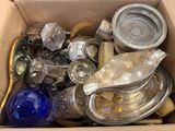 une boîte remplie d'objets en argent et en verre