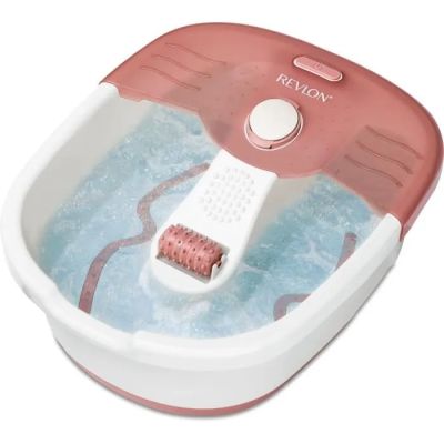 une image représentant un bain de pieds dans lequel se trouve une brosse