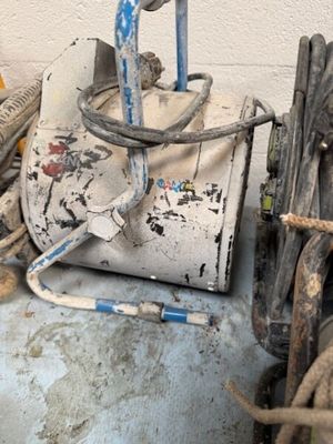 une photo montrant un tas de vieux outils dans un garage