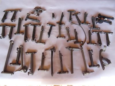 un grand nombre d'outils posés sur une table