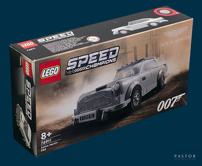 une boîte de voitures de course Lego sur fond bleu