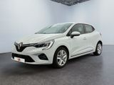 une voiture blanche dans une pièce blanche au sol noir