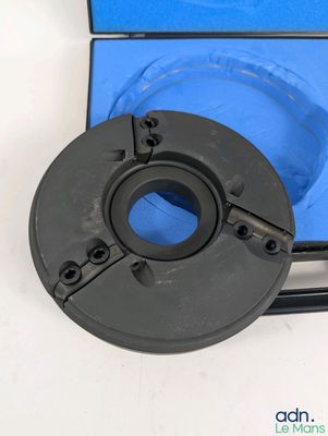 une boîte bleue contenant un objet noir