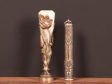 deux vases posés sur une table