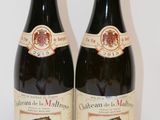 deux bouteilles de vin posées sur une table l'une à côté de l'autre
