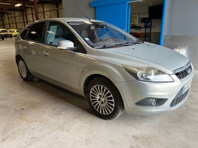 une voiture argentée garée dans un garage