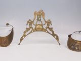 trois œuvres d'art posées sur une table
