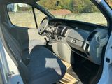 l'intérieur d'une voiture, la portière ouverte et le siège conducteur relevé