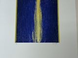 peinture abstraite bleue et jaune sur papier blanc, dans un cadre blanc