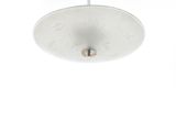 une lampe fixée au plafond de la pièce