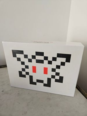 une boîte blanche ornée d'un motif noir et rouge