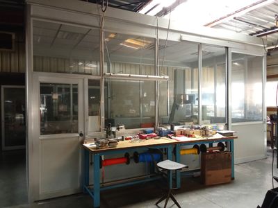 Cabine d'atelier en aluminium et verre.