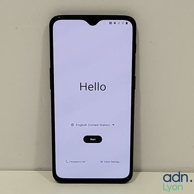 l'arrière d'un téléphone noir avec un bouton « Bonjour » sur l'écran